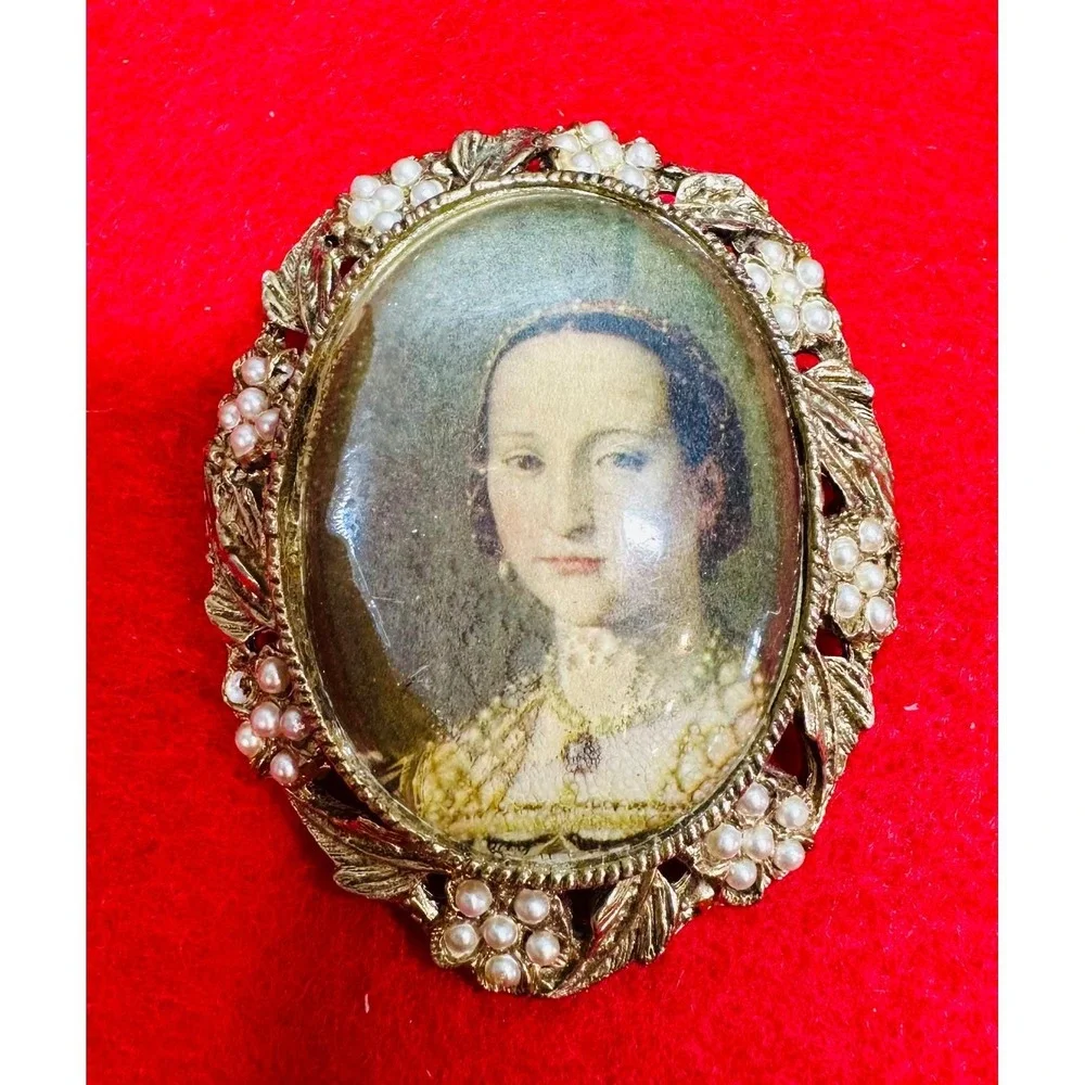 Vintage Portrait Brooch Lot 2 Lady Cameo Style Martha Washington Stieler